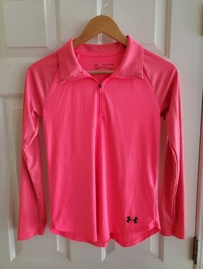 Under Armour Girls' Tech Graphic Half-Zip top in a bright pink Size YXL